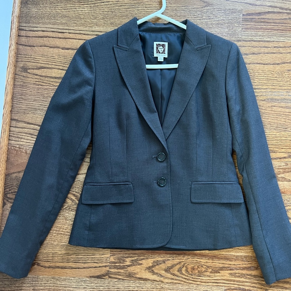 Grey ladies Anne Klein pant suit!